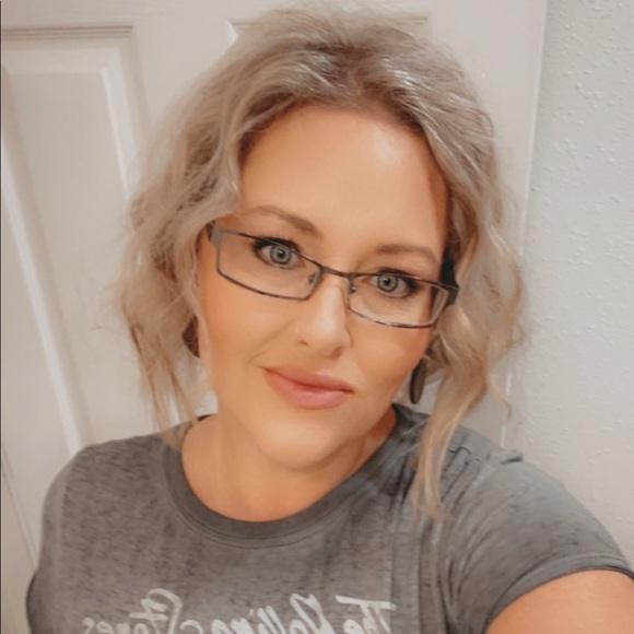 Meet your Posher, April - Picture 1 of 1